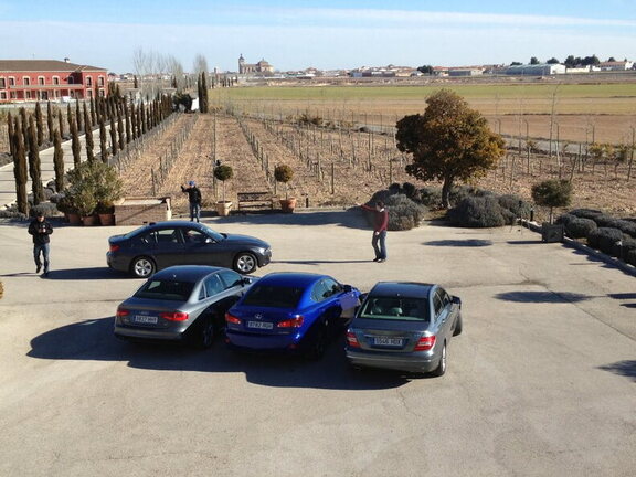Foto del reportaje sobre coches de alta gama de la revista MarcaMotor en Bodegas Martúe. 24-2-2012