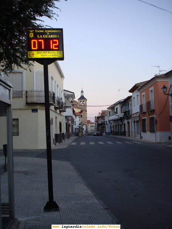 Amanecer en la calle Mayor visto a la altura de la Glorieta. 2 de Agosto de 2006 , 7:12 de la mañana