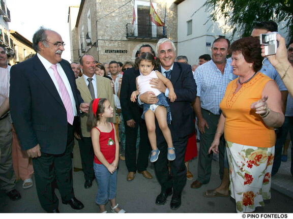 El presidente de Castilla-La Mancha, José María Barreda, durante su visita a La Guardia (Toledo) donde ha inaugurado el parque "Paseo del Norte".Foto realizada en la Glorieta enfrente del Ayuntamiento provisional. 1-09-06
