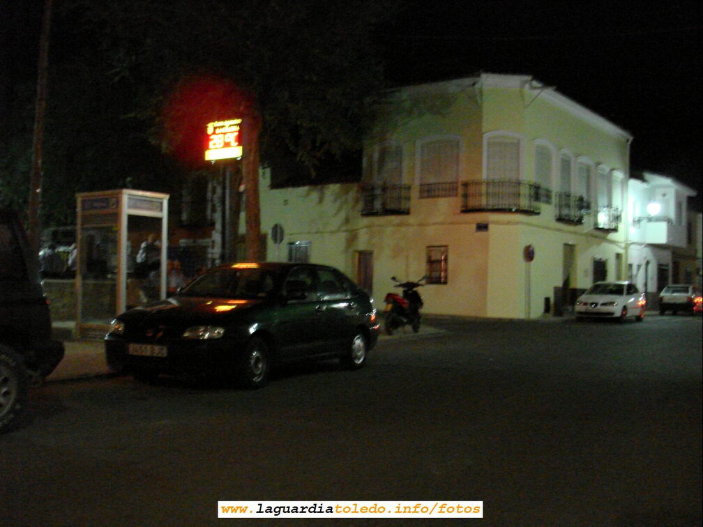 Bochorno nocturno en la Glorieta. 29 de Julio de 2006 23:00 y 28º C. ¿Quién duerme con estas temperaturas?