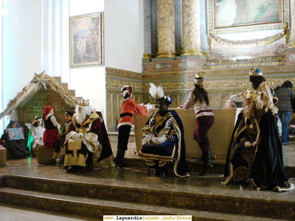 5 de Enero de 2007. Los Reyes Magos de Oriente entregando los regalos a los niños de La Guardia en la Iglesia