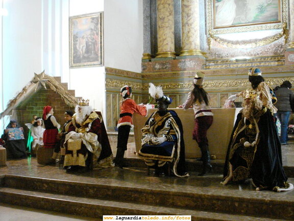 5 de Enero de 2007. Los Reyes Magos de Oriente entregando los regalos a los niños de La Guardia en la Iglesia