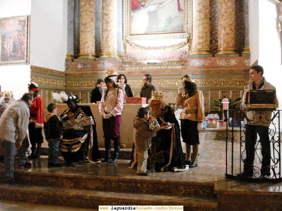 5 de Enero de 2007. Los Reyes Magos de Oriente entregando los regalos a los niños de La Guardia en la Iglesia
