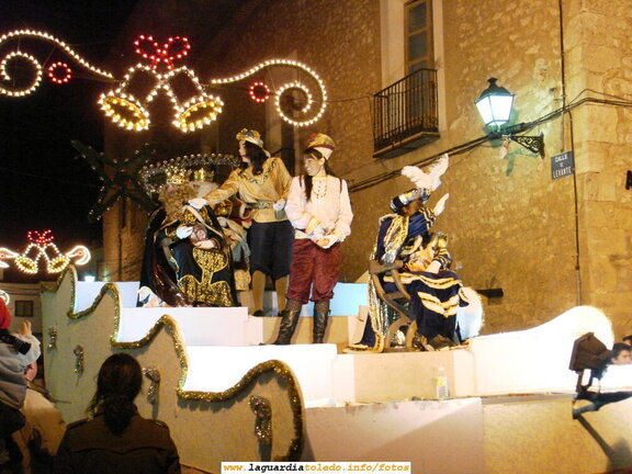 5 de Enero de 2007. Carroza de los Reyes Magos de Oriente por la calle Mayor camino de la Iglesia para entregar los regalos a los niños guardiolos