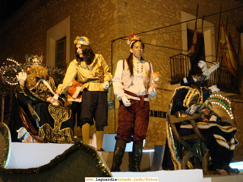 5 de Enero de 2007. Carroza de los Reyes Magos de Oriente por la calle Mayor camino de la Iglesia para entregar los regalos a los niños guardiolos