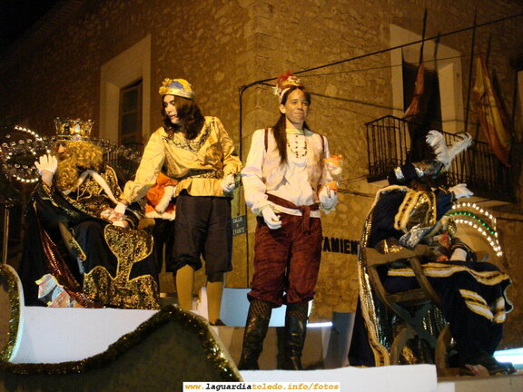 5 de Enero de 2007. Carroza de los Reyes Magos de Oriente por la calle Mayor camino de la Iglesia para entregar los regalos a los niños guardiolos