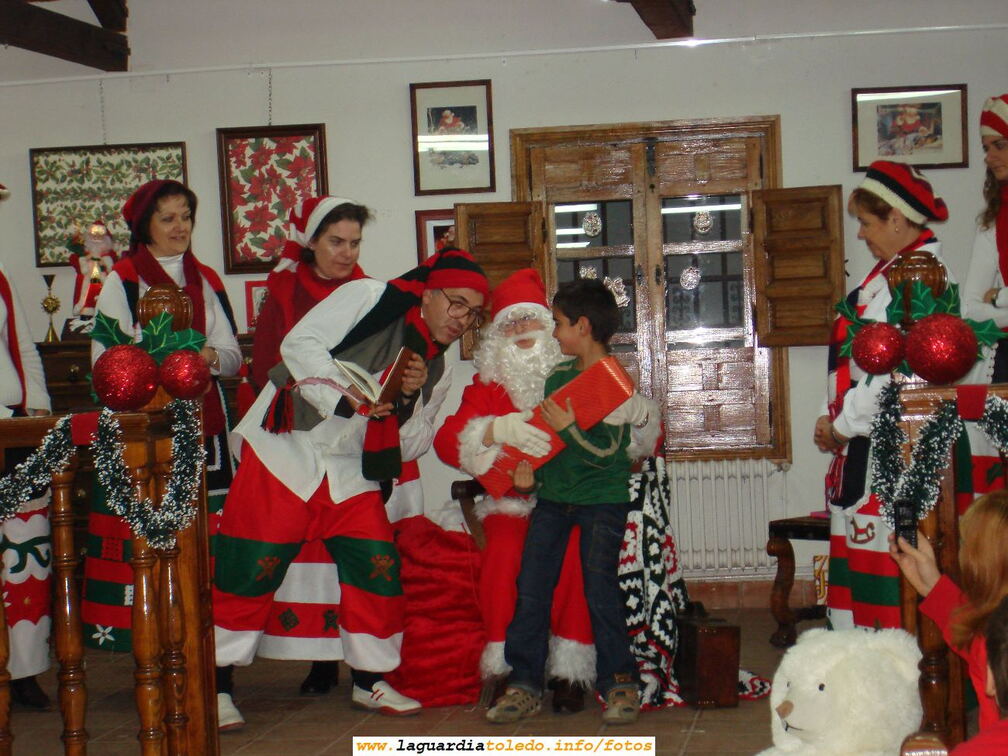 Navidad 2007. Entrega de regalos de Papá Noel a los niños guardiolos en la Casa de los Jaenes