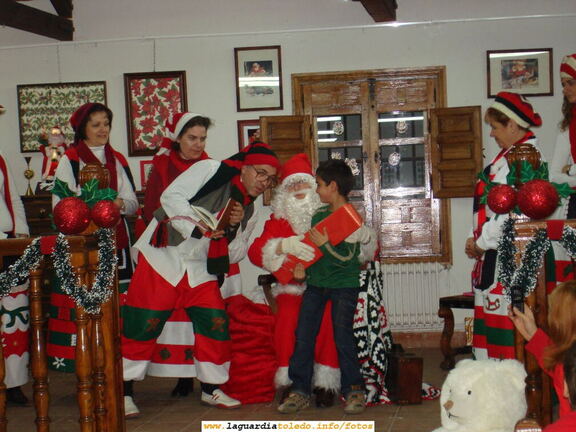 Navidad 2007. Entrega de regalos de Papá Noel a los niños guardiolos en la Casa de los Jaenes