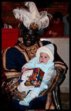 5 de enero de 2008. Los Reyes III - El Rey negro Baltasar con los mas pequeños.