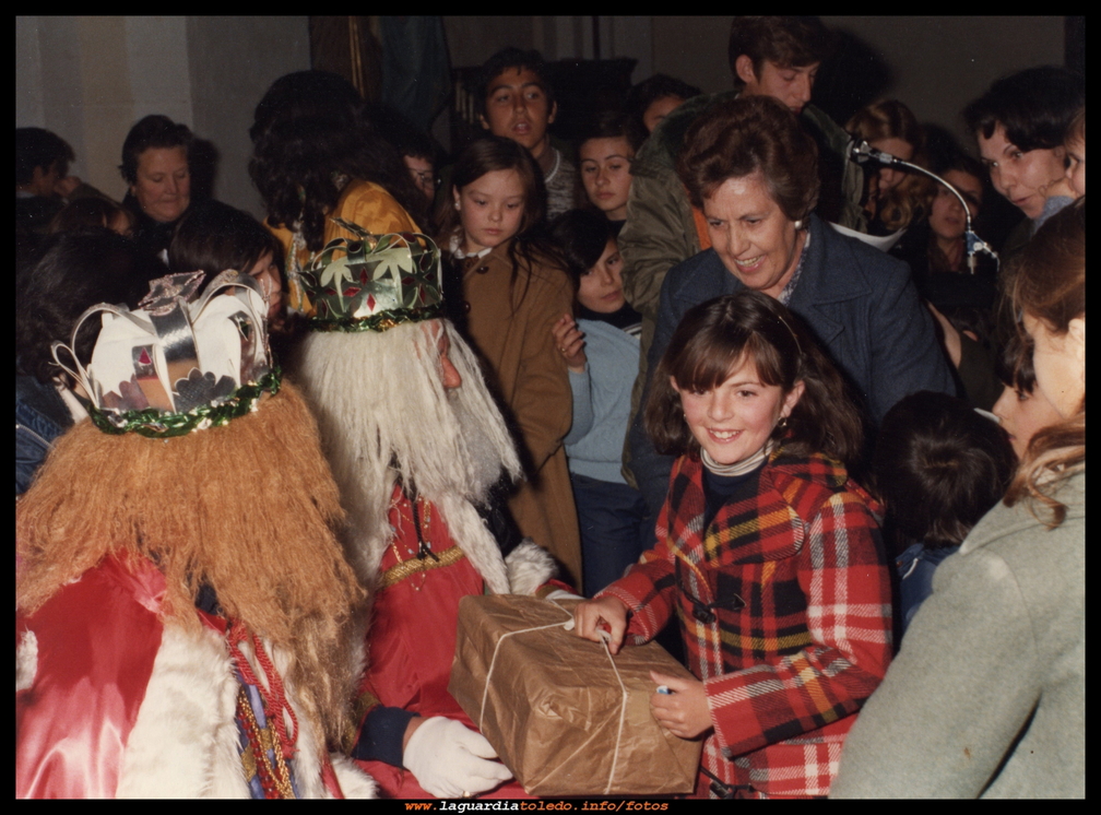 Mª Carmen Torralba recibiendo su regalo de Reyes