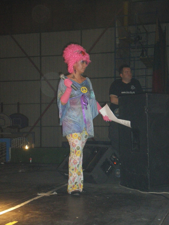 LA PRESENTADORA