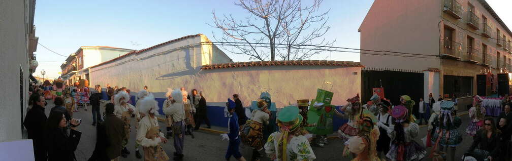 Panorámica de 180ª de la comparsa "Juega conmigo" de la Asociación Juvenil "El Trajín". Carnavales 2012