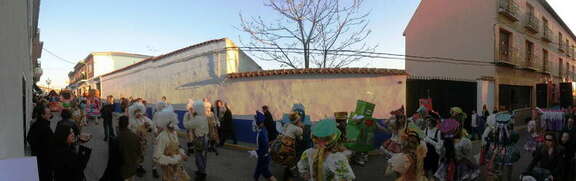 Panorámica de 180ª de la comparsa "Juega conmigo" de la Asociación Juvenil "El Trajín". Carnavales 2012