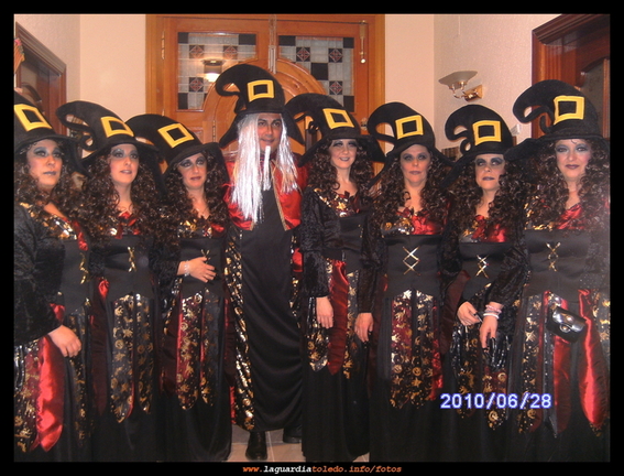Brujo y brujas buenas en el baile de carnaval del Pabellón polideportivo