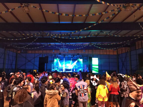 Baile de carnaval anoche en el pabellón