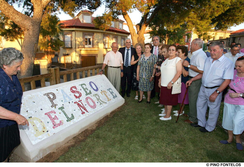 El presidente de Castilla-La Mancha, José María Barreda, posa junto al alcalde Luis Cabiedas y vecinos de la localidad durante la inauguración del parque "Paseo del Norte”. 1 de Septiembre de 2006