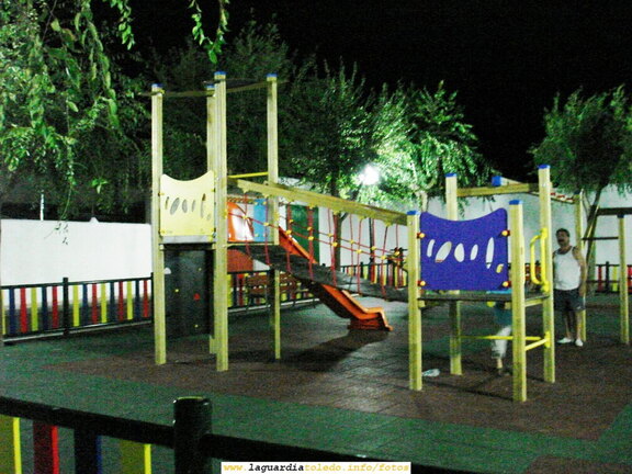 Parque infantil del Paseo del Norte por la noche, recién inaugurado por el Presidente de Castilla la Mancha Jose María Barreda. 2 de Septiembre de 2006, 1:30 am