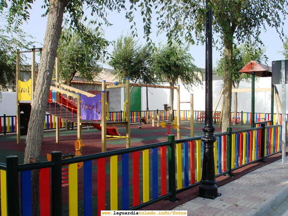 Parque infantil del Paseo del Norte recién inaugurado por el Presidente de Castilla la Mancha Jose María Barreda el día anterior. 2 de Septiembre de 2006