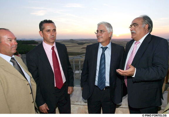 El presidente de Castilla-La Mancha, José María Barreda, acompañado por el alcalde de La Guardia (Toledo), Luís Cabiedas durante la inauguración del parque "Paseo del Norte” de esta localidad. Al fondo, el cerro de la Atalaya. 1 de Septiembre de 2006