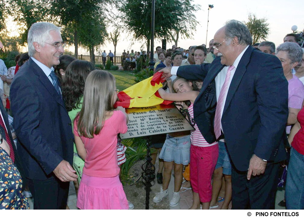 El presidente de Castilla-La Mancha, José María Barreda, y el alcalde de La Guardia (Toledo), Luís Cabiedas, junto a un grupo de niños, descubren una placa conmemorativa de la inauguración del parque "Paseo del Norte” de esta localidad. 1-09-06