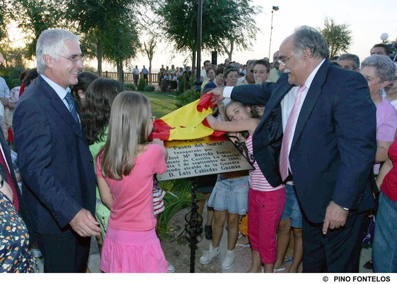 El presidente de Castilla-La Mancha, José María Barreda, y el alcalde de La Guardia (Toledo), Luís Cabiedas, junto a un grupo de niños, descubren una placa conmemorativa de la inauguración del parque "Paseo del Norte” de esta localidad. 1-09-06