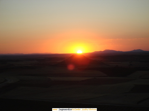 14 de Octubre de 2006. Puesta del sol detrás del cerro de la Atalaya (2/3). 19:34