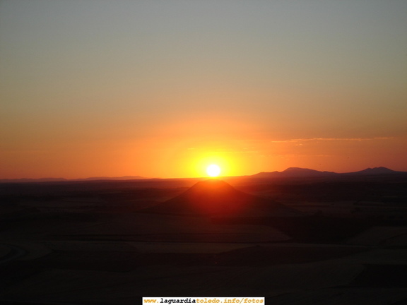 14 de Octubre de 2006. Puesta del sol detrás del cerro de la Atalaya (1/3). 19:32