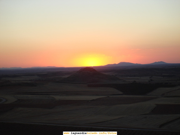 14 de Octubre de 2006. Puesta del sol detrás del cerro de la Atalaya (3/3). 19:36