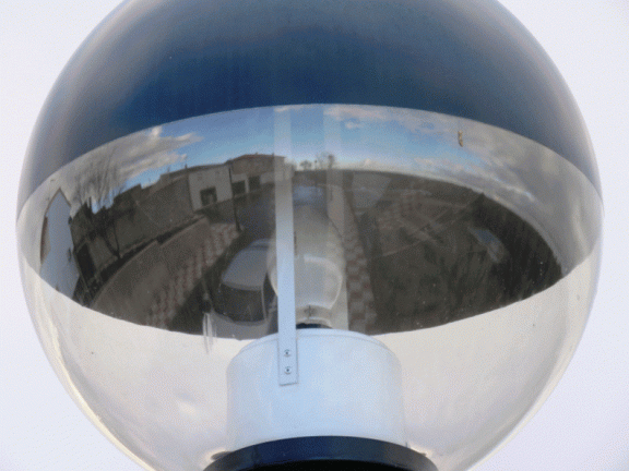 Panorámicas de las cuevas de Palacio vistas a través de los reflejos en las farolas. 5-2-2017