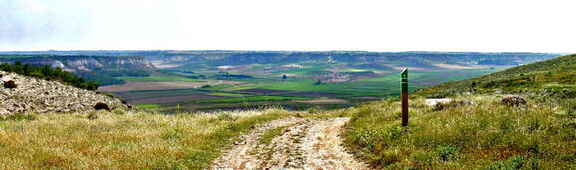 Punto de la ruta de Don Quijote donde el camino se descuelga hasta llegar al fondo del Valle de 'Barrancondo' (13-05-06)
