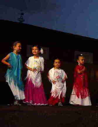 Parte de las nuevas promesas del baile actuando