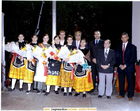 Fiestas de Castilla la Mancha 2006. Foto de la Reina, damas y mantenedor de 2005 con autoridades guardiolas