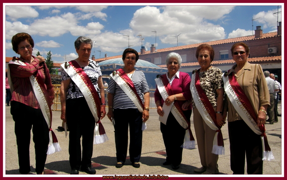 Reina y damas mayores en la paella 29-5-2010
