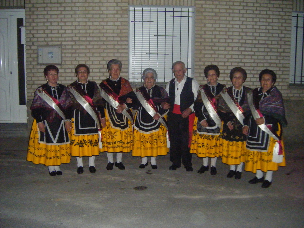 REINA MAYOR MANCHEGA CON SU MANCHEGO MAYOR DE HONOR Y SUS MANCHEGAS DE HONOR