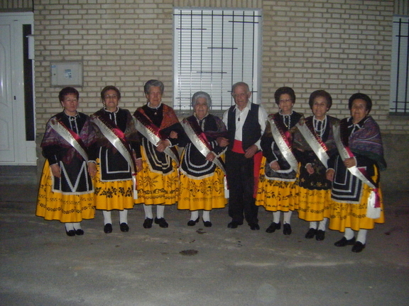 REINA MAYOR MANCHEGA CON SU MANCHEGO MAYOR DE HONOR Y SUS MANCHEGAS DE HONOR