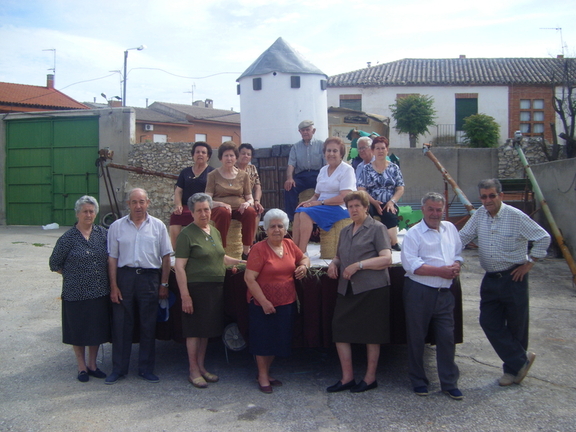 desmontando la carroza de los mayores de CASTILLA LA MANCHA