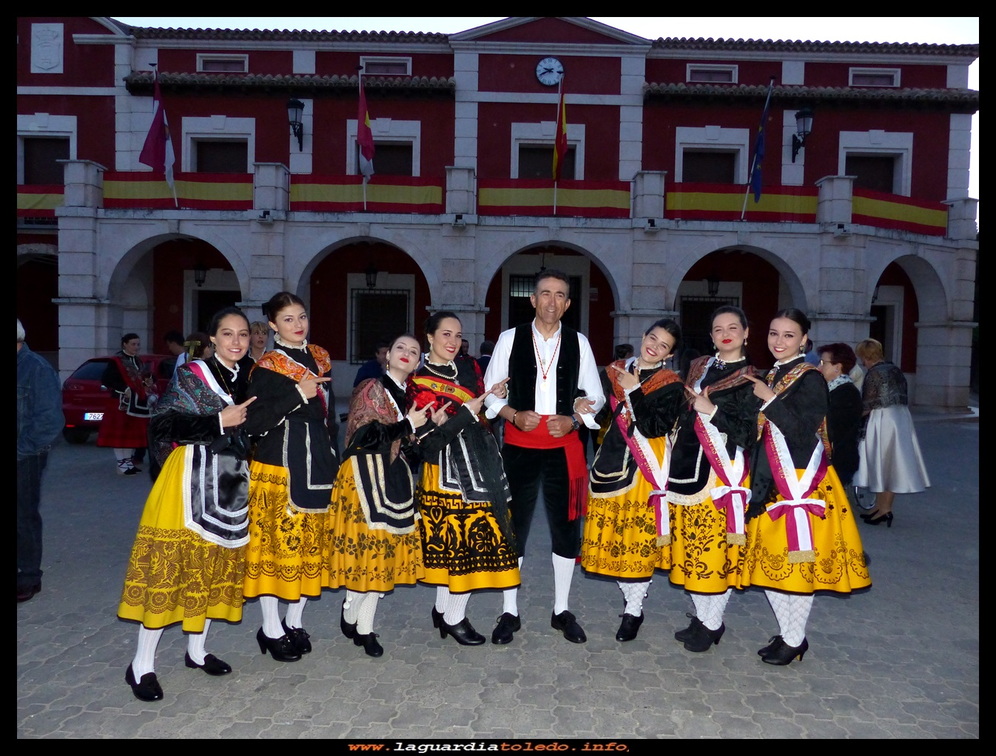 Con traje Regional