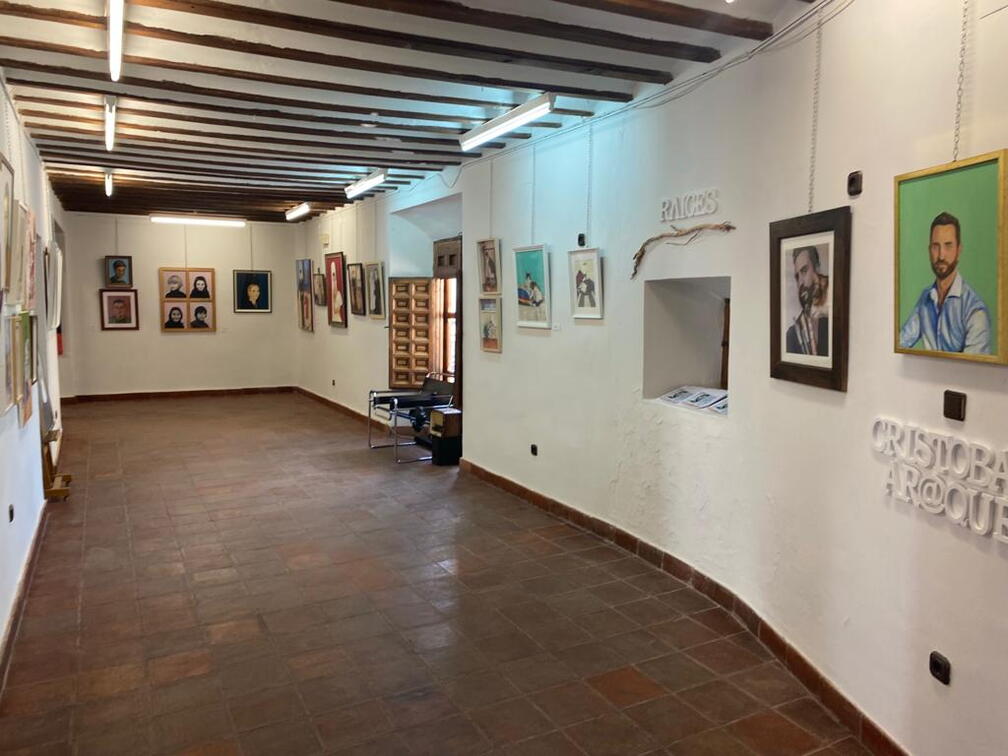 Exposición artística "Raíces" por Cristóbal Araque