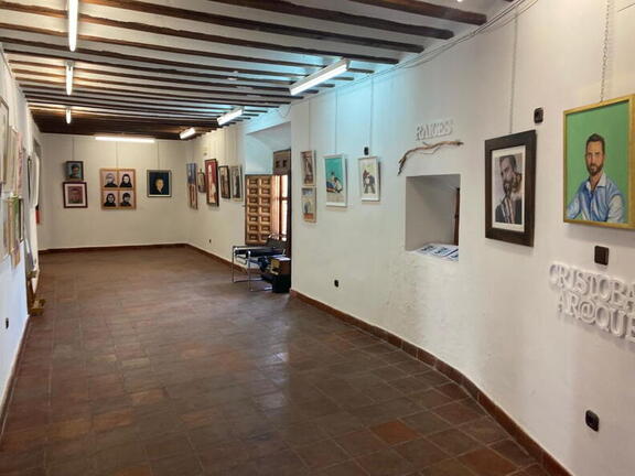 Exposición artística "Raíces" por Cristóbal Araque