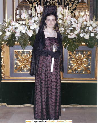 la Reina de las fiestas de 2005, Macarena del Castillo Hernández posando en Semana Santa en la Carroza de la Soledad