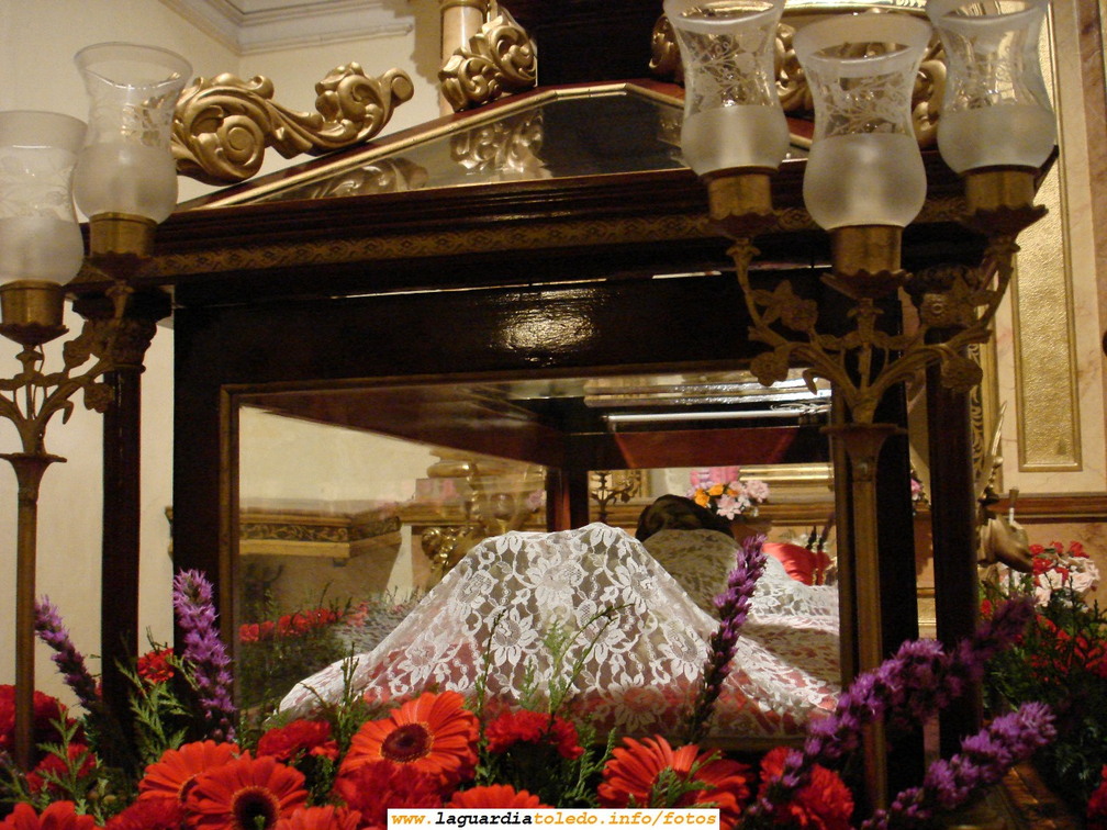 20 de Marzo de 2008. Jueves Santo. La urna en la Iglesia Parroquial esperando la procesión del Viernes Santo