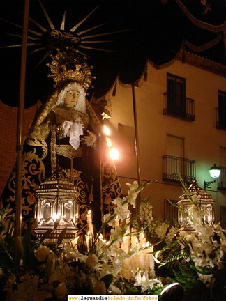 20 de Marzo de 2008. Jueves Santo. La Soledad a la entrada de la Iglesia Parroquial después de la procesión