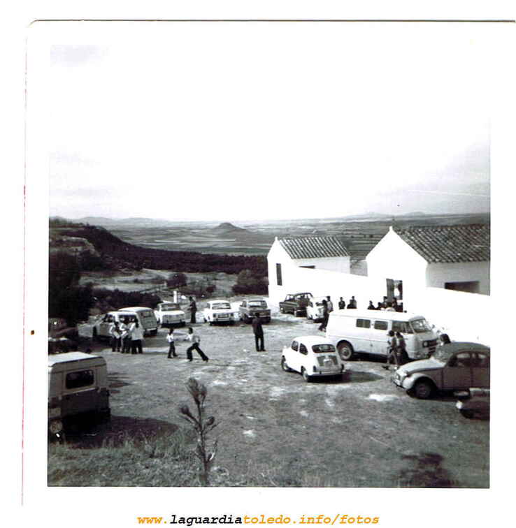 Vista de la entrada al cementerio el dia de los santos sobre 1970