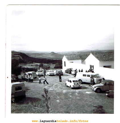 Vista de la entrada al cementerio el dia de los santos sobre 1970
