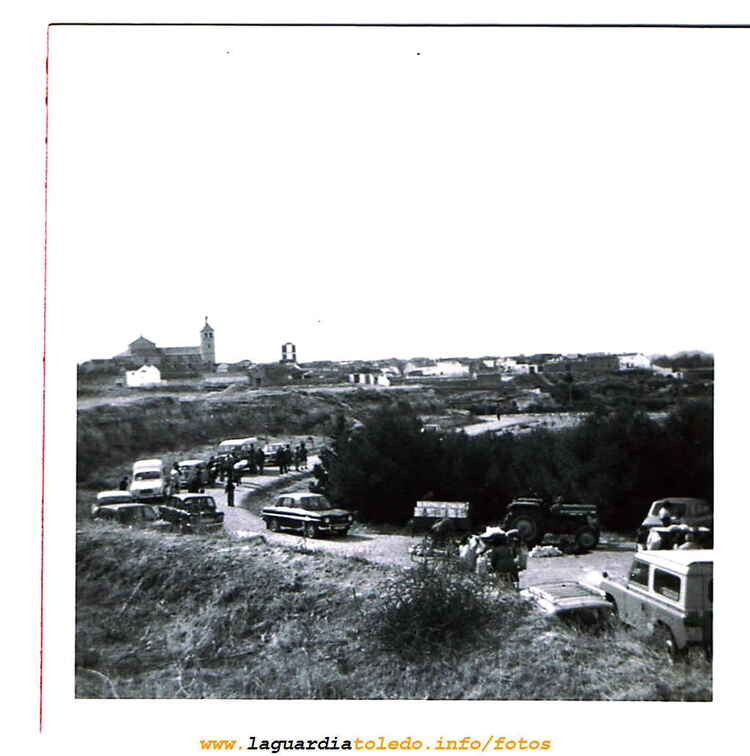 Vista del camino del cementerio el dia de los santos sobre 1970