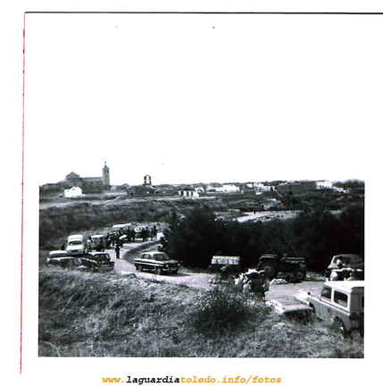 Vista del camino del cementerio el dia de los santos sobre 1970