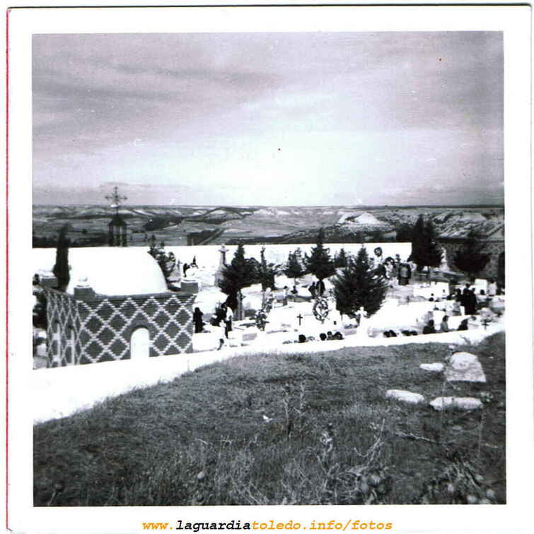 Vista del cementerio el dia de los santos sobre 1970