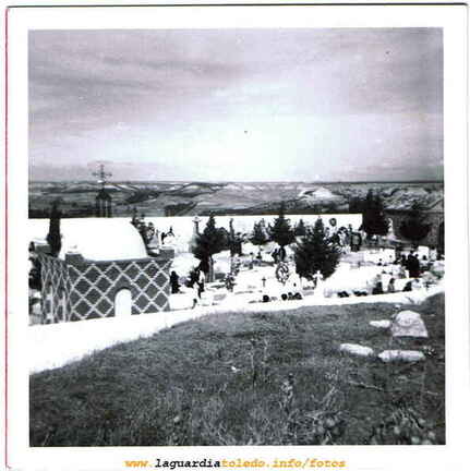 Vista del cementerio el dia de los santos sobre 1970