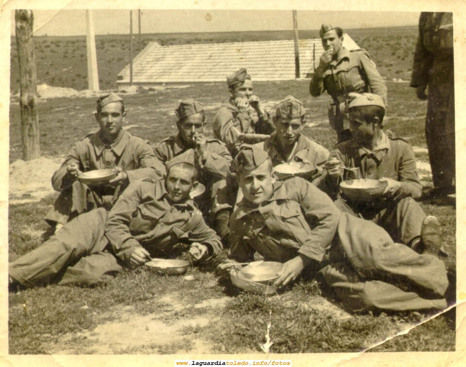 En el servicio militar. En primer plano, Juan Novillo.