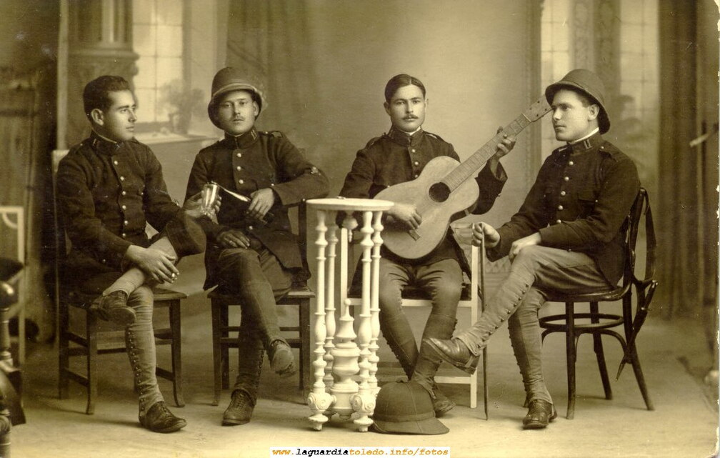Foto de guardiolos con traje militar